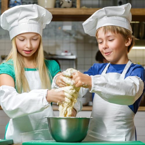 funny-happy-boy-girl-cooking-restaurant_282547-119